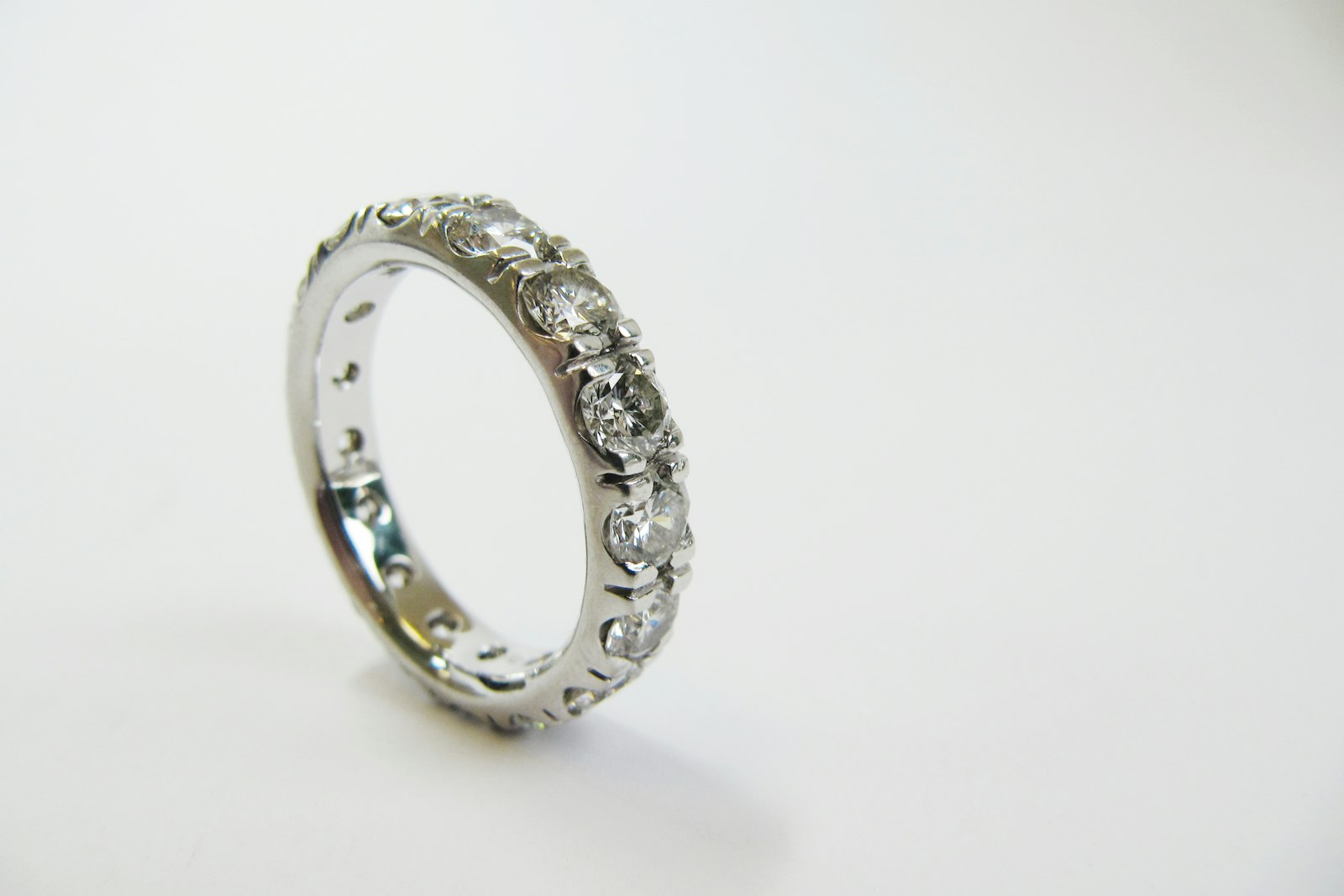 Platinum vs White Gold: How to Choose the Metal for an Engagement Ring