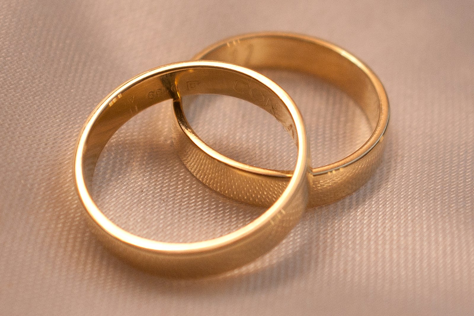 Choosing the Perfect Metal: Gold, Platinum, Silver, and Modern Alternatives